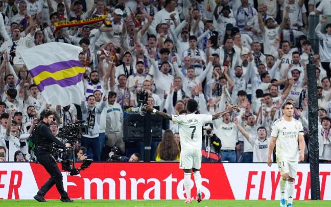 Vinicius Junior en el Bernabéu durante el encuentro frente al Atlético de Madrid.