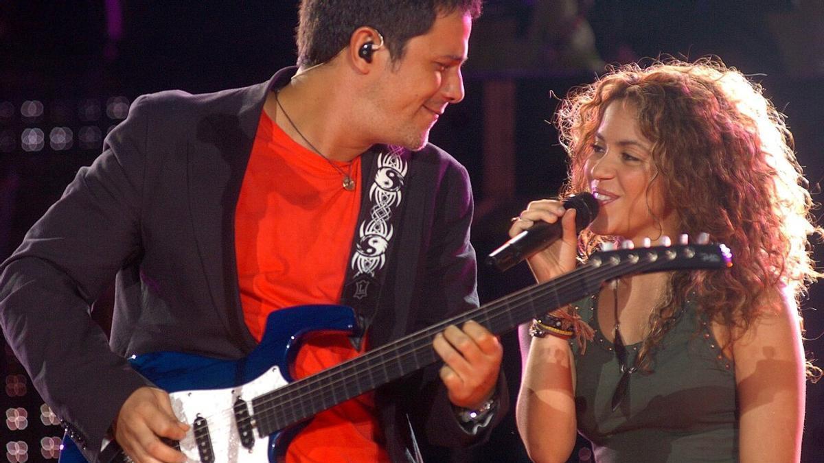 Shakira y Alejandro Sanz durante una actuación en 2006.