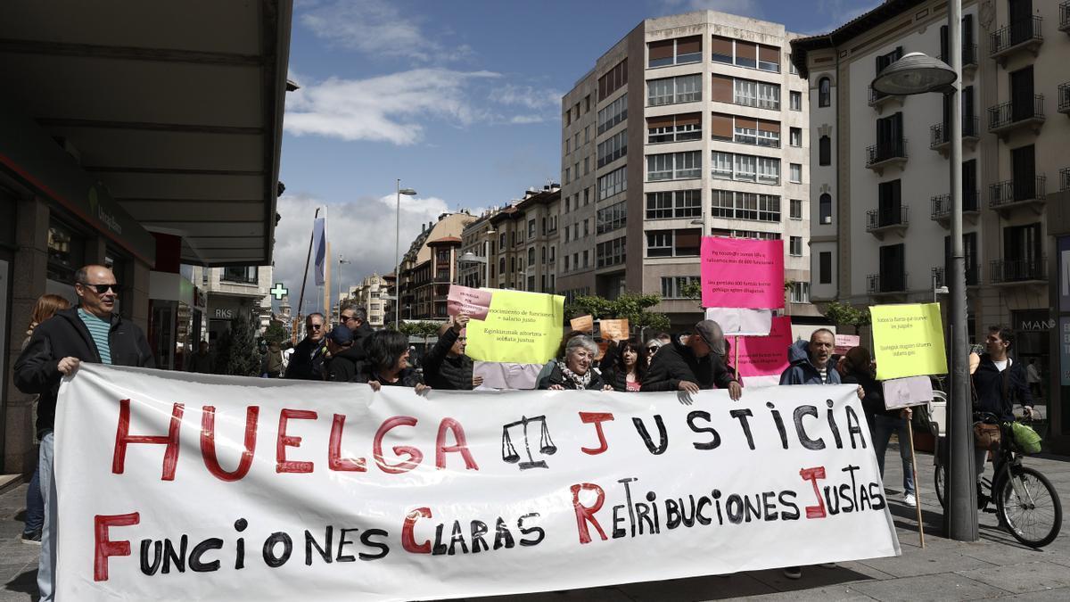 Concentración este jueves frente a la delegación del Gobierno en Navarra. JESÚS DIGES / EFE