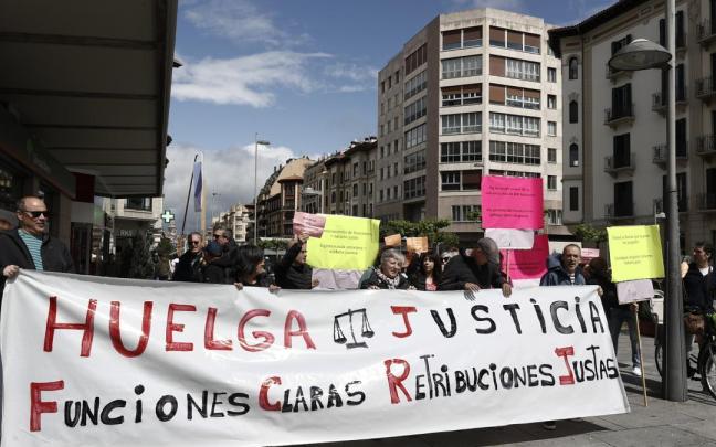 Concentración este jueves frente a la delegación del Gobierno en Navarra. JESÚS DIGES / EFE Concentración este jueves frente a la delegación del Gobierno en Navarra. JESÚS DIGES / EFE