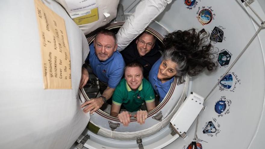 Los astronautas varados en la Estación Espacial abandonan la nave y vuelven a la Tierra.