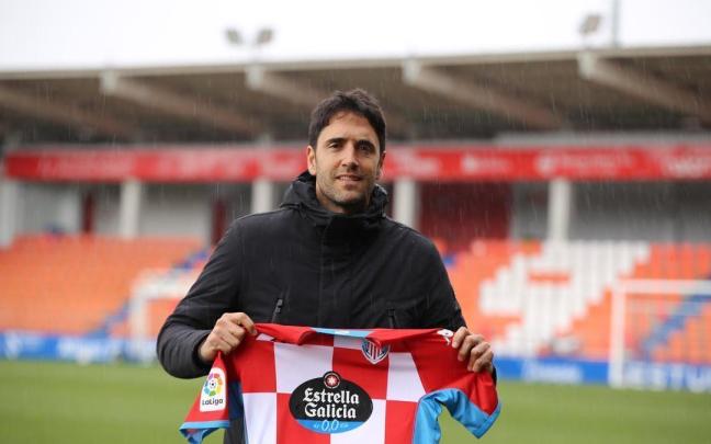 Iñigo Vélez de Mendizabal durante su presentación en el Anxo Carro