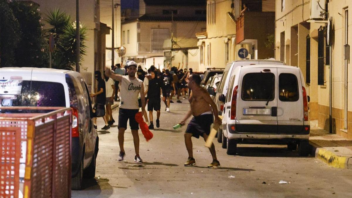 Varias personas durante los altercados en Torre Pacheco (Murcia).