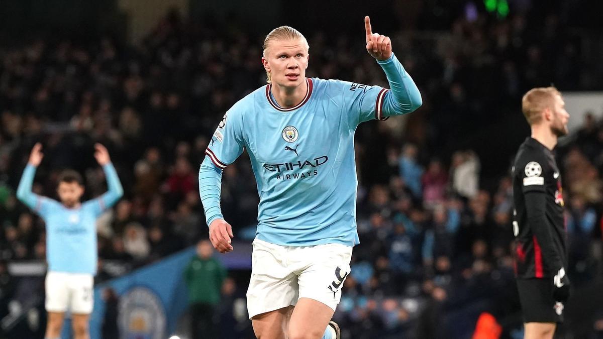 Erling Haaland celebra uno de los goles