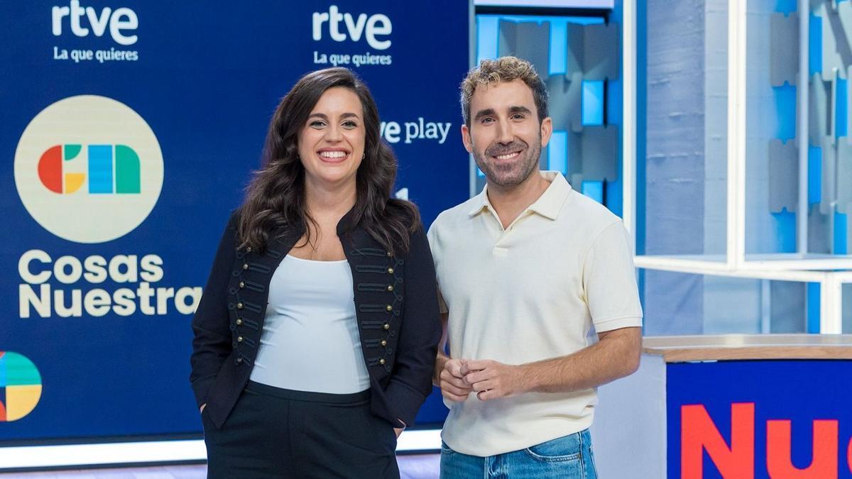 Aida Bao y Aitor Albizua, presentadores del nuevo programa ‘Cosas nuestras’