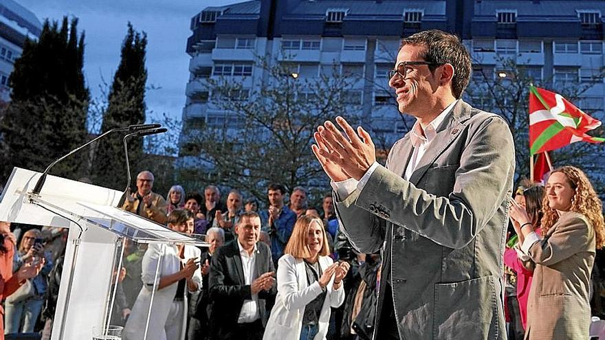 El candidato de EH Bildu, Peio Otxandiano, en el arranque de campaña. | FOTO: EFE