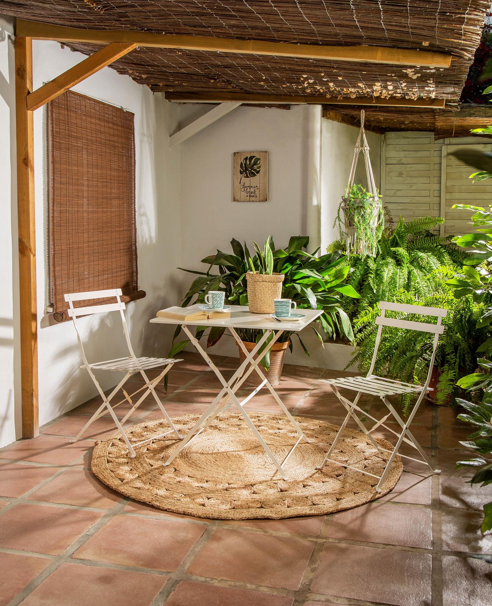 Conjunto para decorar un balcón de pequeñas dimensiones.