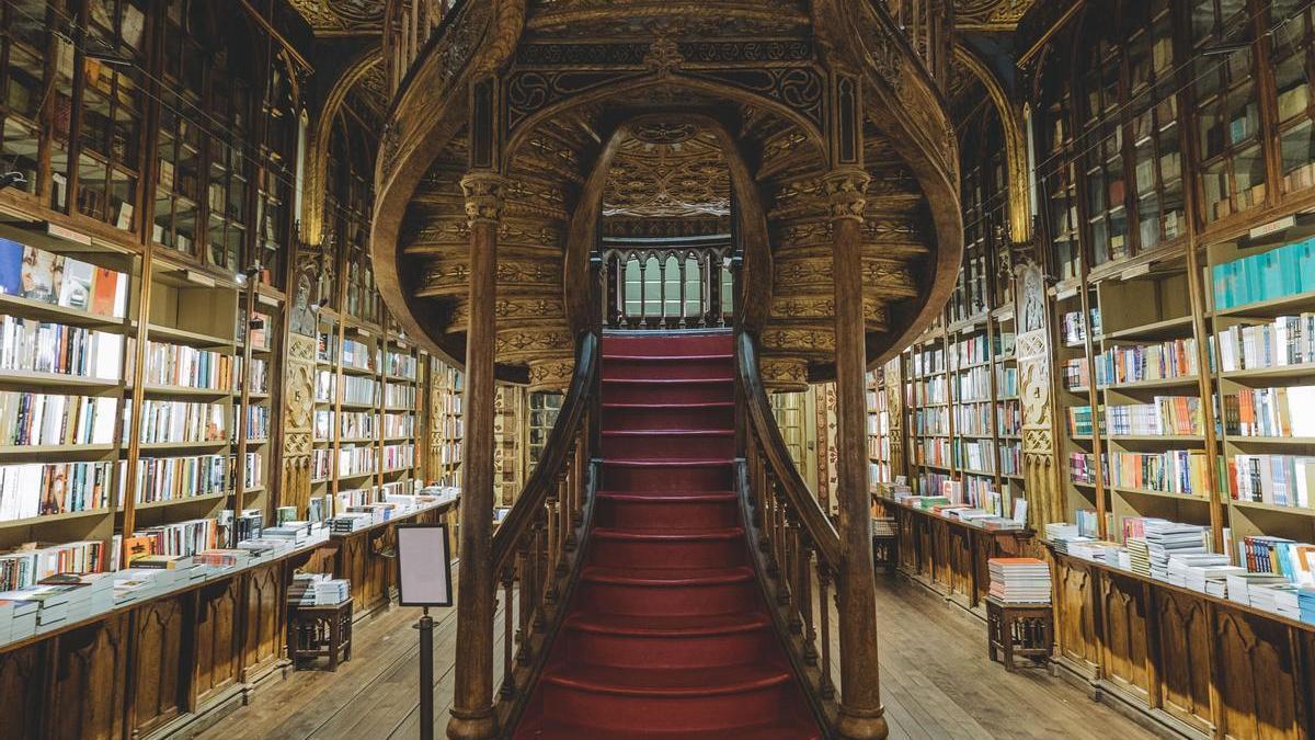 La librería Lello, en Oporto, famosa por su parecido con la escuela Hogwarts, de Harry Potter.