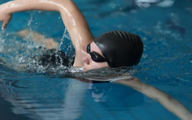 Lo ideal es combinar ejercicio cardiovascular y de fuerza en diferente sesiones.