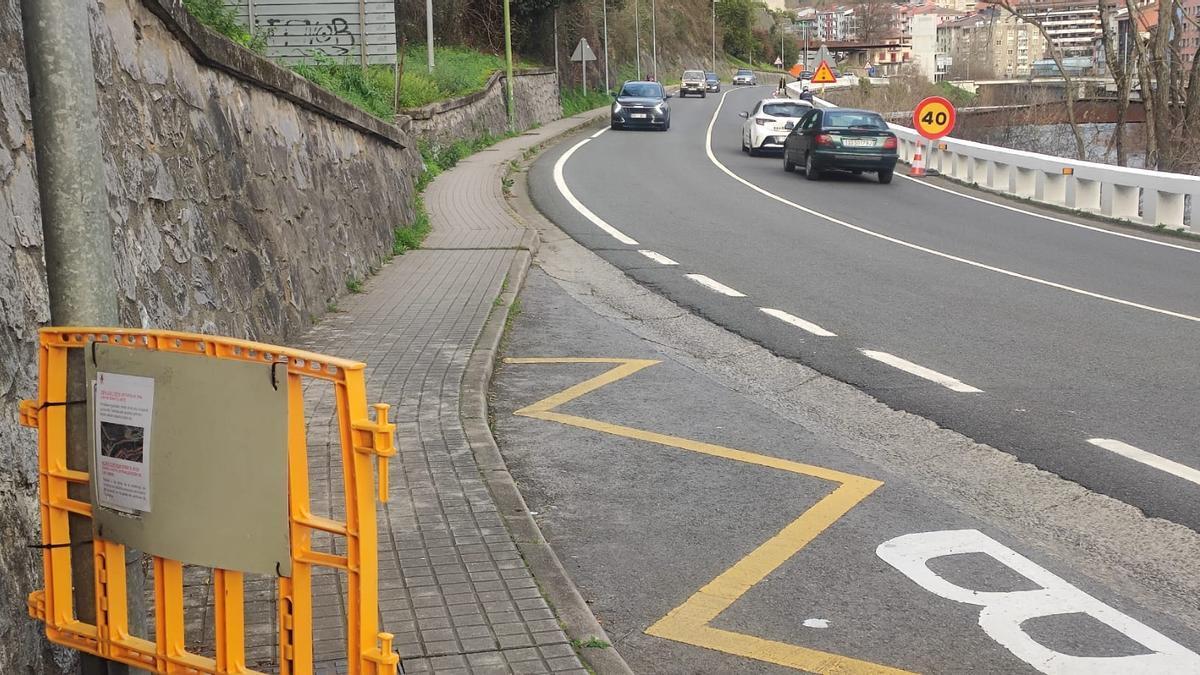 Los peatones no podrán transitar por la acera que lleva de Txankakua al acceso al barrio de Urazandi por las obras de la residencia.