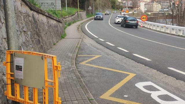 Los peatones no podrán transitar por la acera que lleva de Txankakua al acceso al barrio de Urazandi por las obras de la residencia.