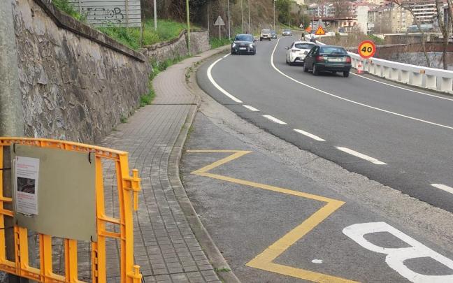 Los peatones no podrán transitar por la acera que lleva de Txankakua al acceso al barrio de Urazandi por las obras de la residencia.