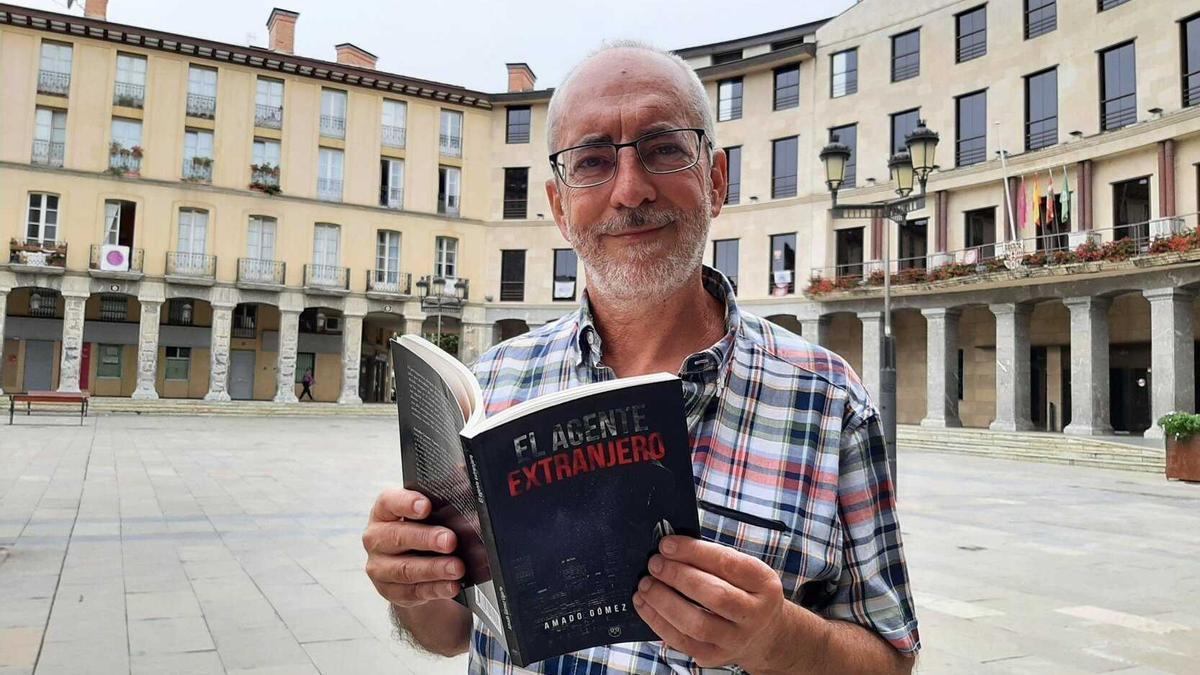 Amado Gómez Ugarte posando con un ejemplar de su novela 'El agente extranjero'