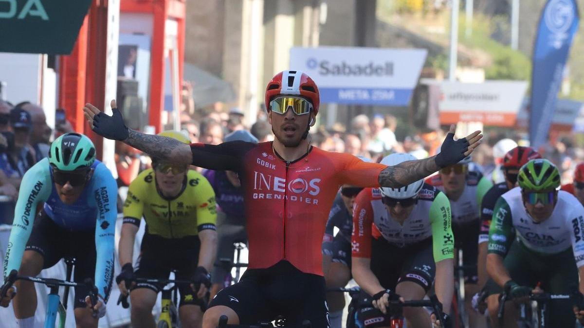 Ewan entra en la meta como ganador de la segunda etapa de la Itzulia 2025.