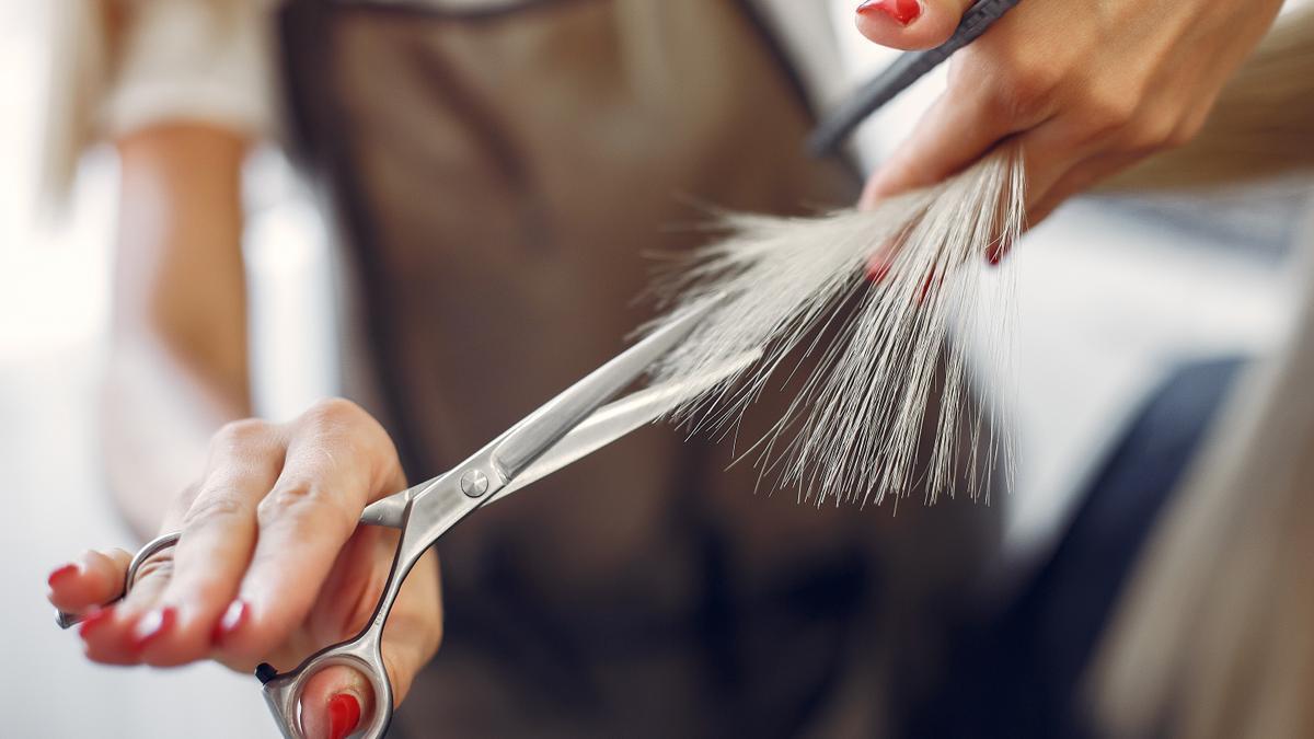 Corte de puntas en la peluquería.