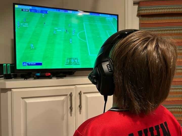 Unos niños se divierten utilizando un teléfono móvil.