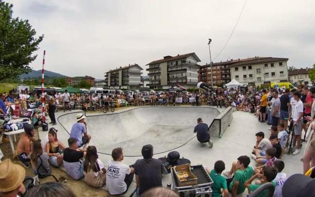 Ambiente en una pasada edición de la Egurre Jam en el skatepark de Amurrio