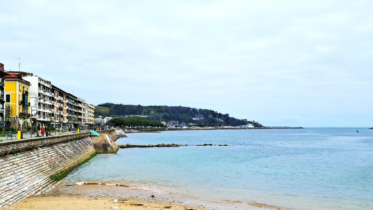 Paseo frente a la bocana del Bidasoa.