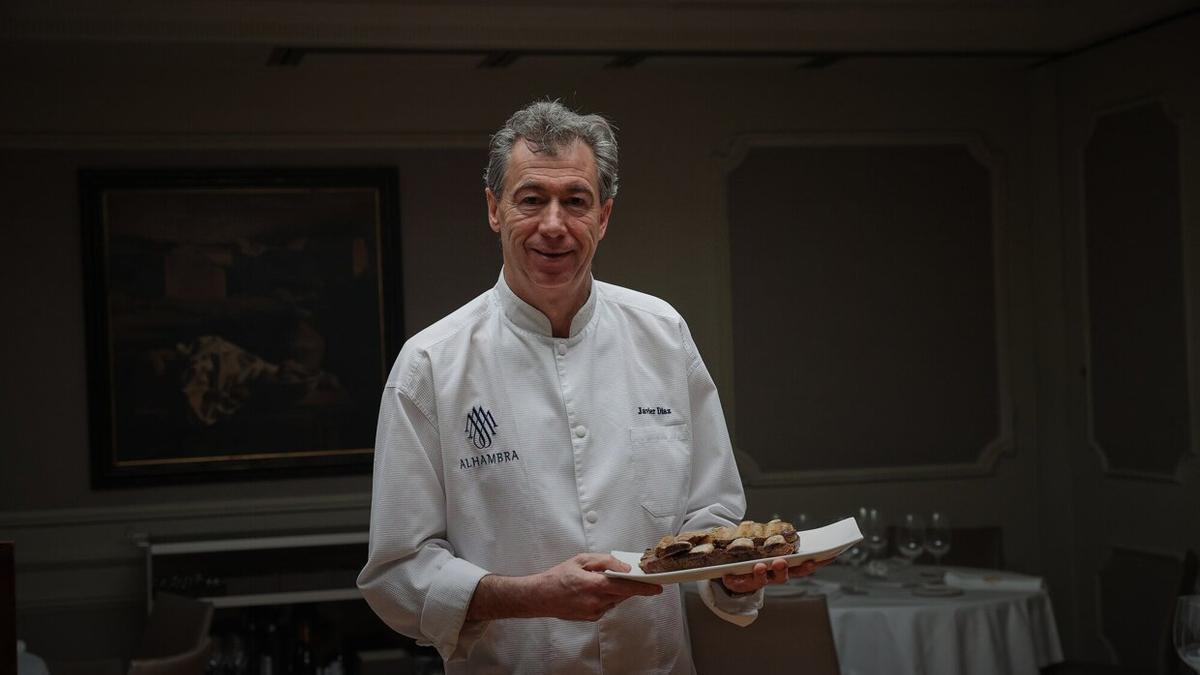 Javier Díaz, chef del Alhambra, posa con un plato de costillas Black Angus