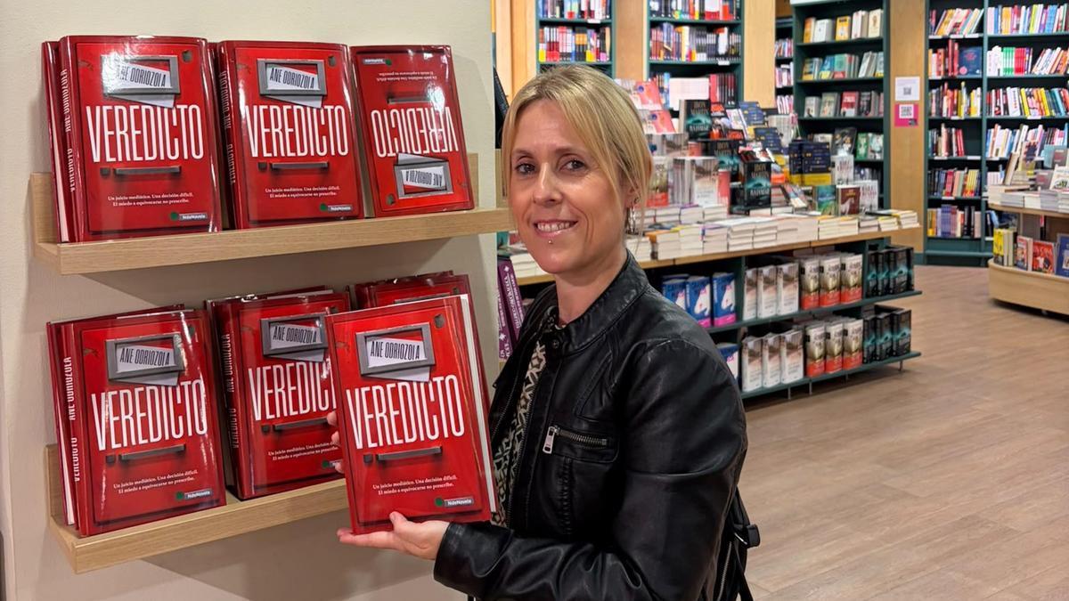 Ane Odriozola, con varios ejemplares de su nuevo libro.