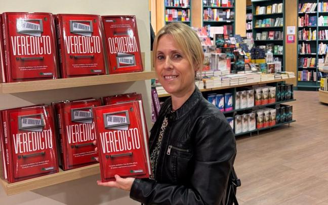 Ane Odriozola, con varios ejemplares de su nuevo libro.