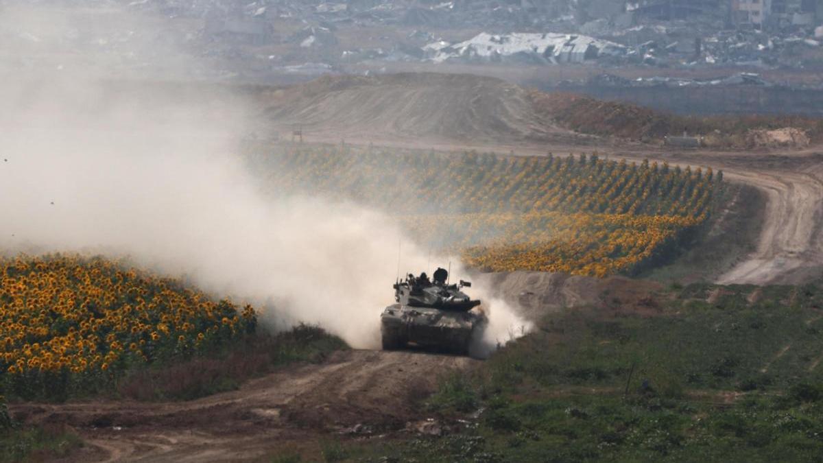 Un tanque israelí circula en un lugar no revelado cerca de la frontera con la Franja de Gaza.