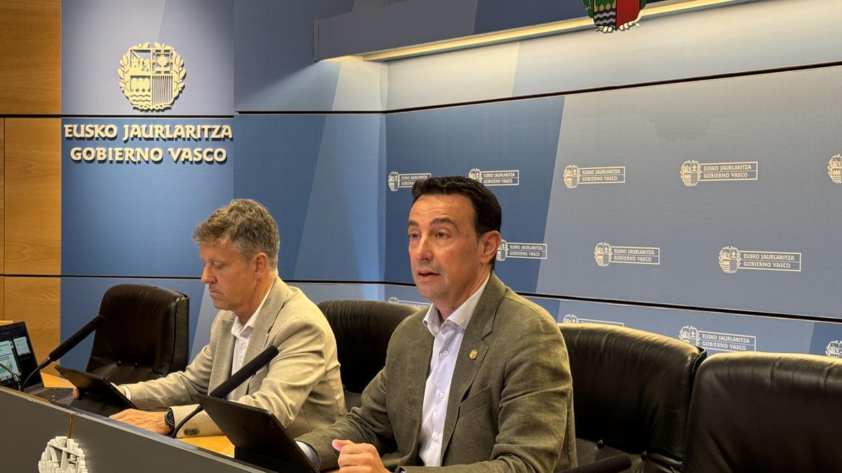 Mikel Torres e Iñaki Ruiz durante la presentación del estudio esta mañana en Bilbao