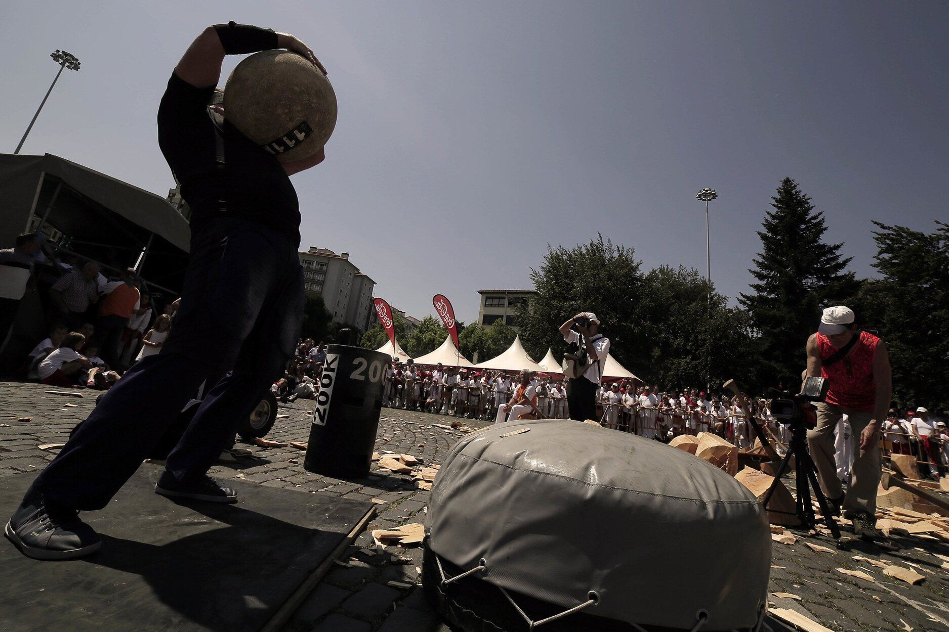 En la imagen podemos ver a Inaxio Perurena realizando una exhibición con la piedra cilíndrica en el festival de herri kirolak de San Fermín.