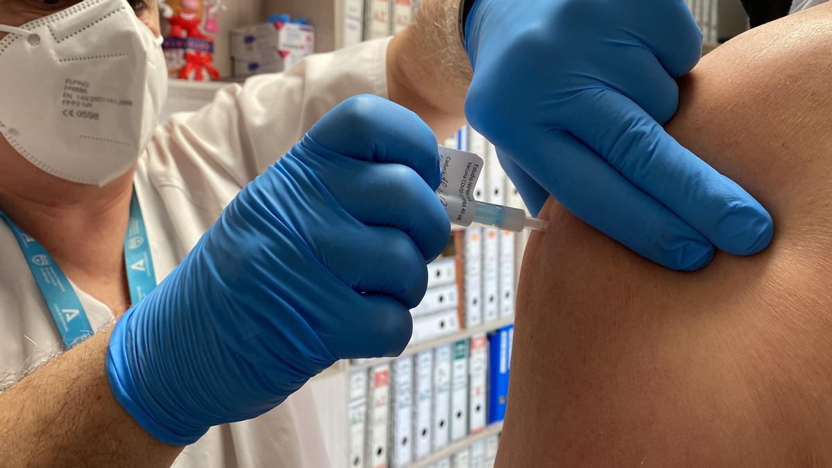 Una persona recibe la vacuna anticovid de Hipra.