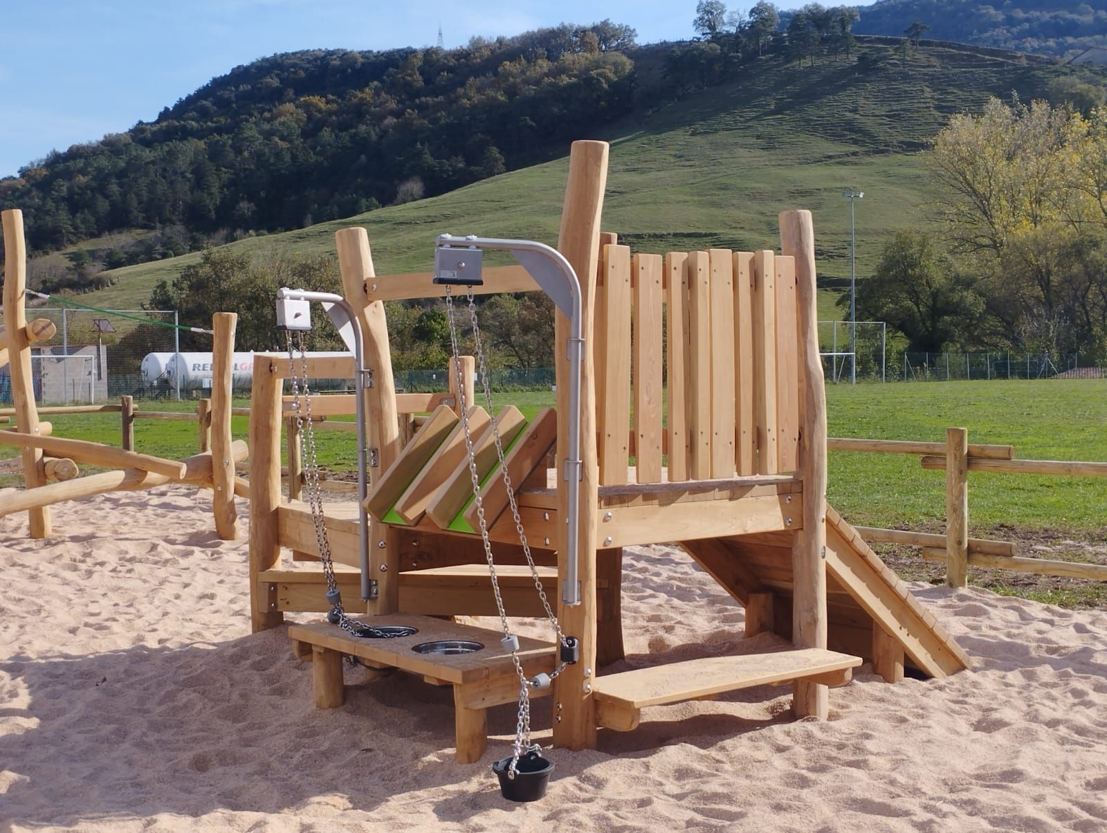 Detalle de un juego en el nuevo arenero infantil de La Bárcena