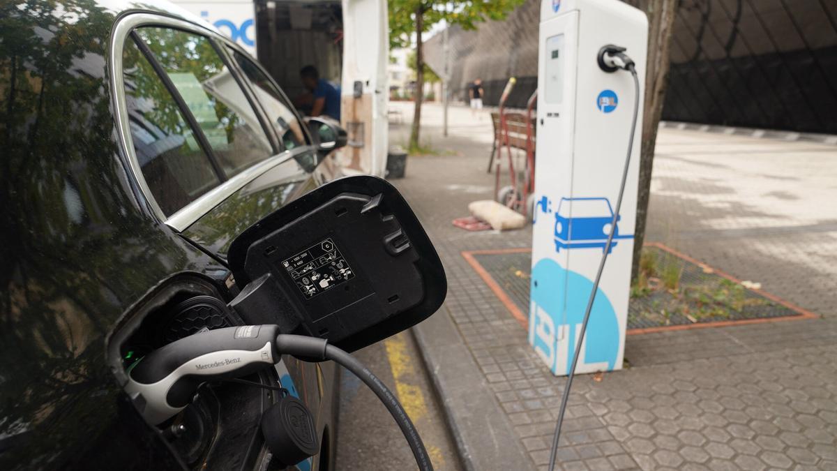 Imagen de la recarga de un coche eléctrico.