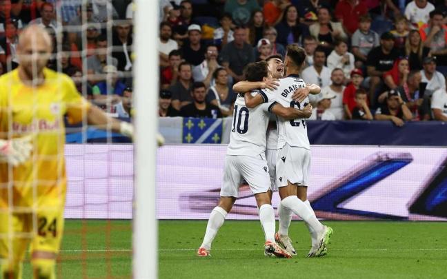 Oyarzabal, Barrenetxea y Brais celebran uno de los goles marcados en la primera vuelta en Austria. / REAL SOCIEDAD