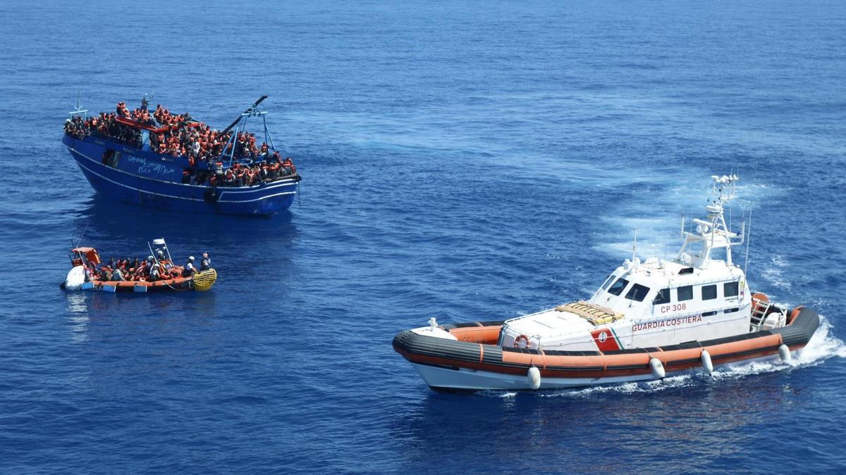 Al fondo de la imagen, la barcaza rescatada por el barco de Médicos sin Fronteras