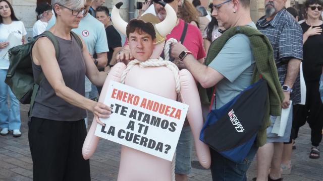 Protesta animalista contra la sokamuturra en Eibar