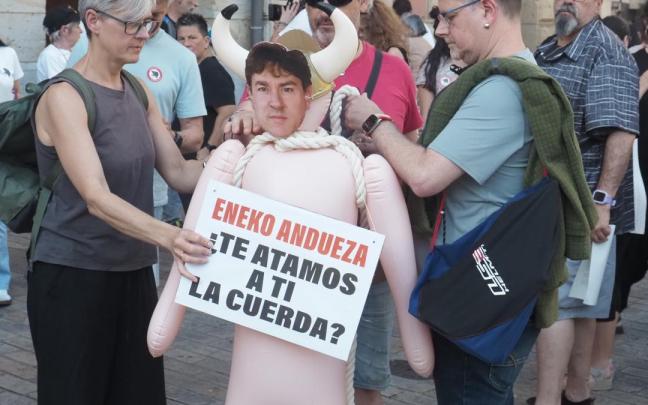 Protesta animalista contra la sokamuturra en Eibar