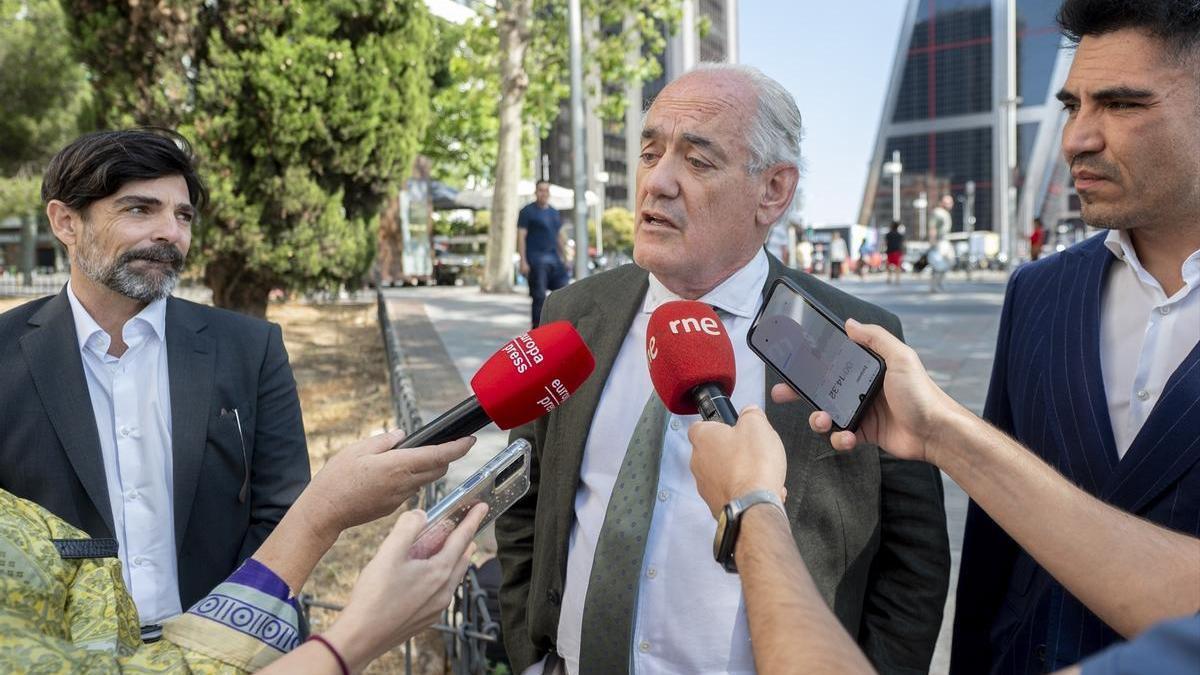 De izquierda a derecha, el psicólogo José Capote, el psiquiatra José Cabrera y el abogado Alfredo Arrién.