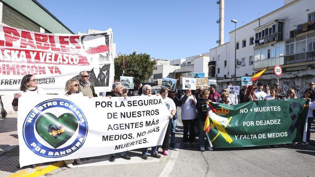 Concentración en la Comandancia de la Guardia Civil de Cádiz en recuerdo de los dos agentes fallecidos por una narcolancha en 2024.