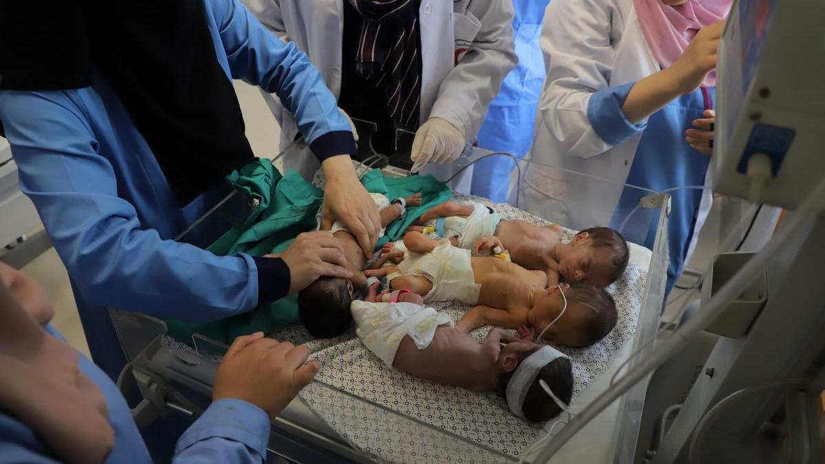 Trabajadores sanitarios atienden en un hospital de Rafah a varios de los bebés evacuados.