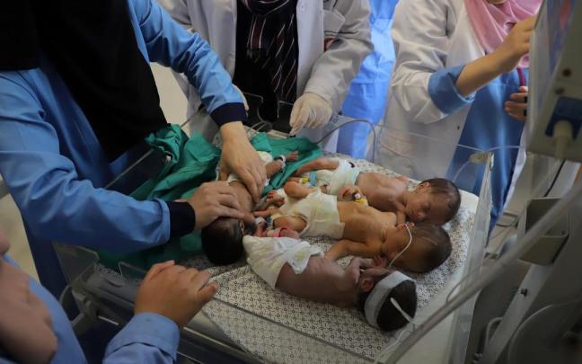 Trabajadores sanitarios atienden en un hospital de Rafah a varios de los bebés evacuados.