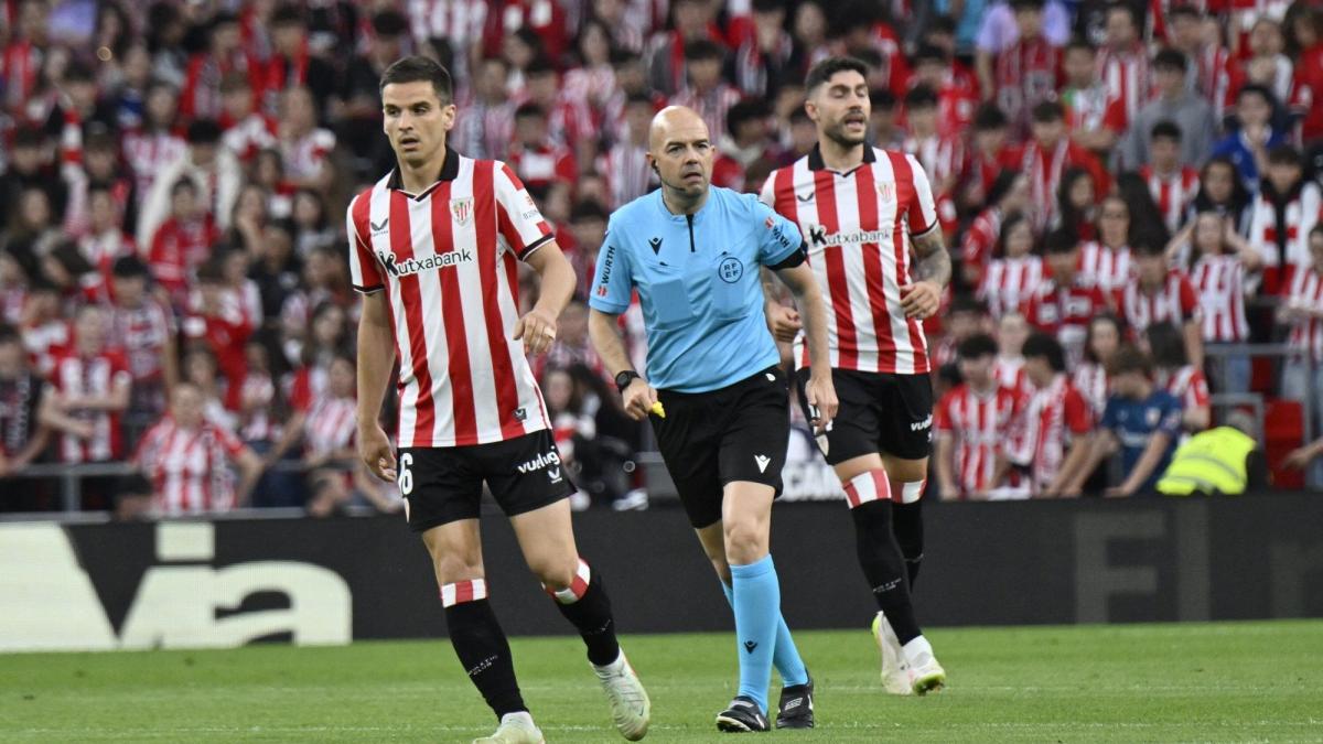 González Fuertes se despidió del arbitraje en el Athletic - FC Barcelona / DEIA