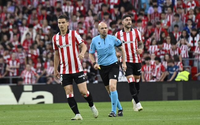 González Fuertes se despidió del arbitraje en el Athletic - FC Barcelona / DEIA González Fuertes se despidió del arbitraje en el Athletic - FC Barcelona / DEIA