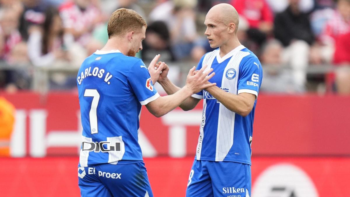 Carlos Vicente y Jon Guridi celebrando el tanto del Deportivo Alavés frente al Girona. Foto: DNA