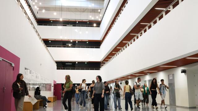 Estudiantes en la Facultad de Educación de la EHU en el Campus de Leioa.