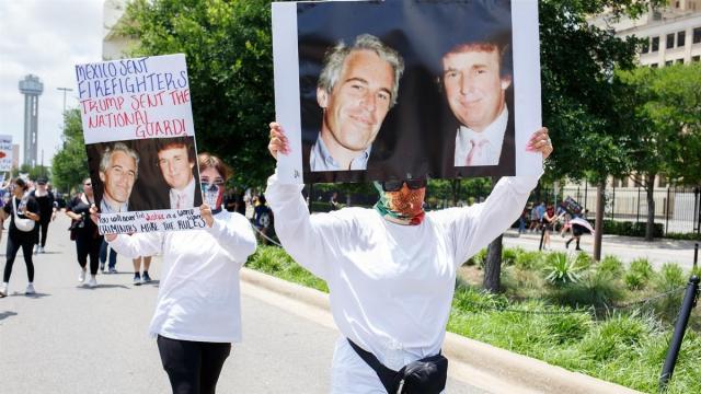 Dos mujeres sostienen imágenes de Donald Trump y del depredador sexual Jeffrey Epstein, que se suicidó en prisión.