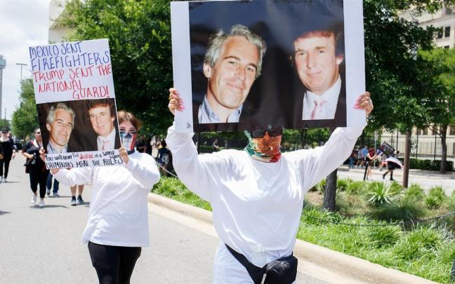 Dos mujeres sostienen imágenes de Donald Trump y del depredador sexual Jeffrey Epstein, que se suicidó en prisión.