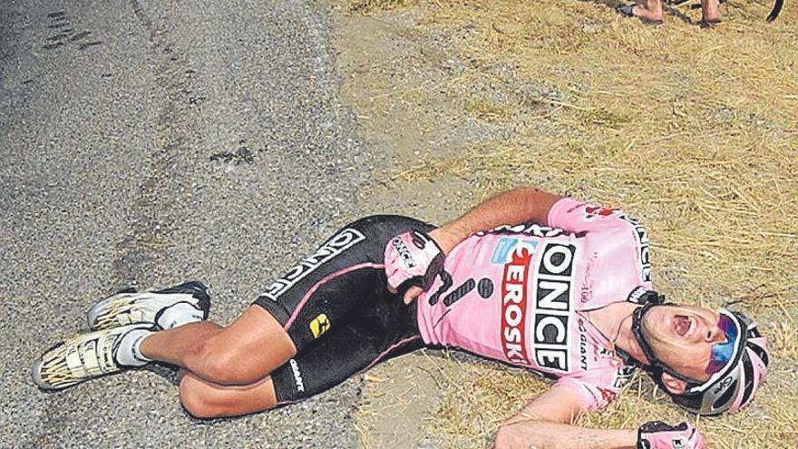 Gesto de dolor de Beloki tras caerse en La Rochette