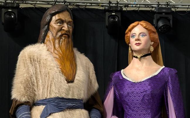 ‘Basajaun’ y 'Mari' ucen de nuevo su porte y grandeza tras la restauración que les ha devuelto su altura original.