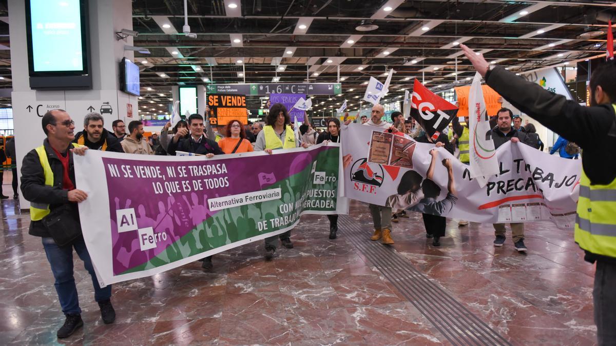 Varios trabajadores de Renfe y Adif durante una concentración por la huelga estatal, en la Estació de Sants