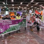 Varios trabajadores de Renfe y Adif durante una concentración por la huelga estatal, en la Estació de Sants