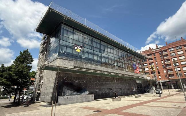 La sustitución de la cubierta de Torrezabal implica el corte del tráfico, este martes, en la calle Euskadi